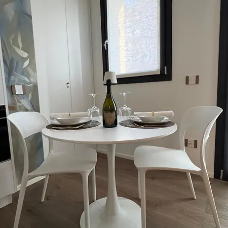 Luxury - Metropolitana M4- San Babila -stadio San Siro - Duomo - Aeroporto Linate - Castello Sforzesco Μιλάνο